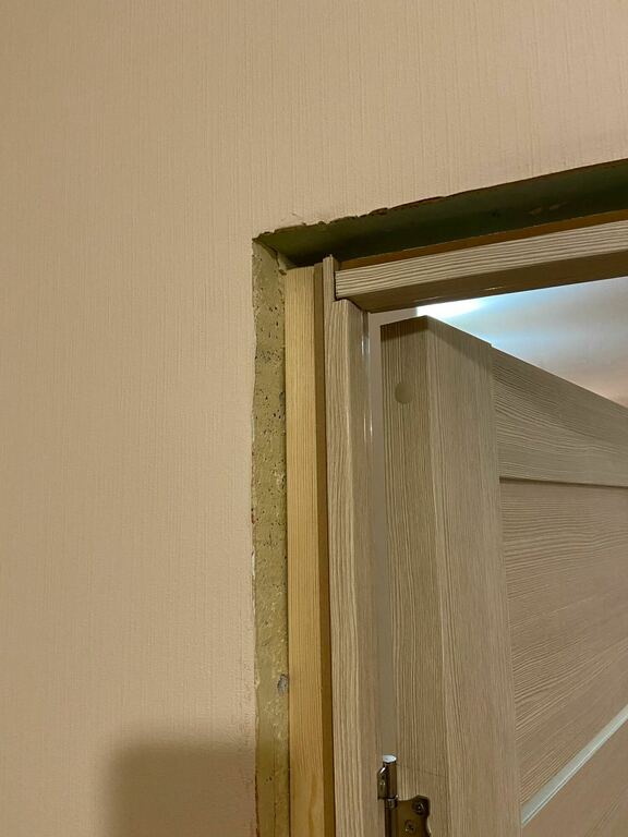 Дверные доборы кривые стены. Установленная межкомнатная дверь. Кривой дверной проем. Кривой проем двери. Кривой дверной проем.