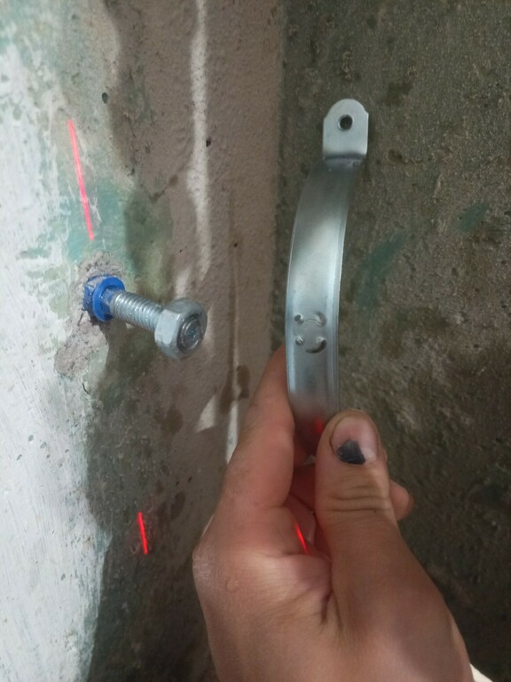 Хомут сантехнический 4\" 110-115 мм оцинкованная сталь со шпилькой и ...