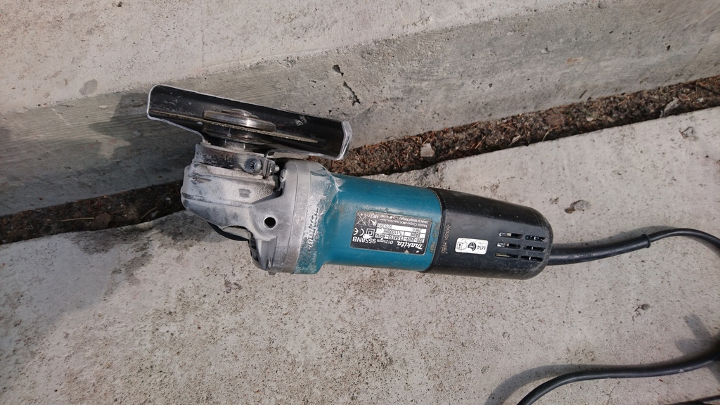 Шлифмашина угловая электрическая Makita 9558HN 840 Вт d125 мм — купить ...
